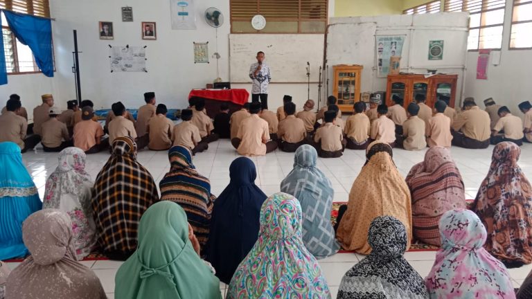 Amaliah Ramadan SMPN 2 Ulaweng: Pelajar Rutin Salat Duha hingga Materi Bahaya Narkoba