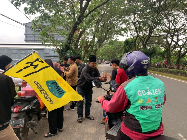 Sambut Harlah PMII ke-63, Rayon Ushuludin Filsafat dan Politik Berbagi Takjil