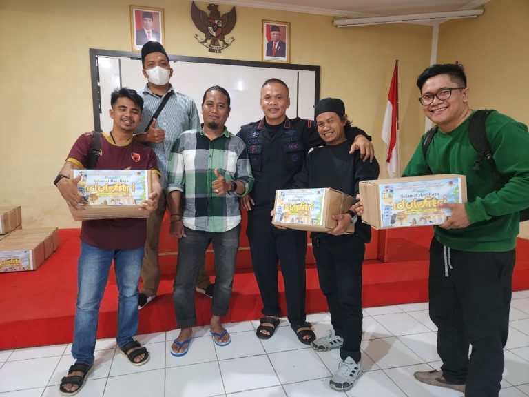 Jelang Lebaran, Danyon Ichsan Salurkan Paket Cinta untuk Insan Pers di Bone