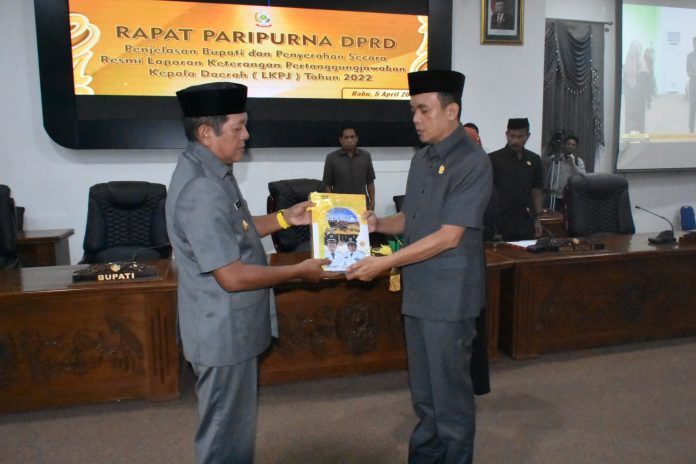 Serahkan LKPJ 2022 ke DPRD