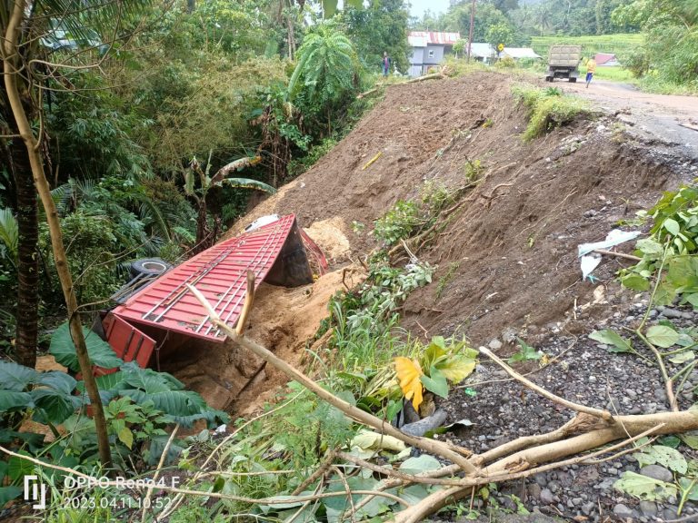 Truk Pengangkut Sekam Padi Masuk Jurang Sedalam 20 Meter