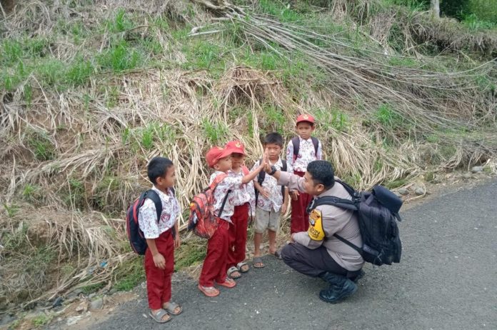 Bhabinkamtibmas Polsek Ponre melaksanakan sambang dan giat program Polisi Sahabat Anak di Dusun Watangponre Desa Salebba, Kecamatan Ponre, Kamis (13/4/2023).