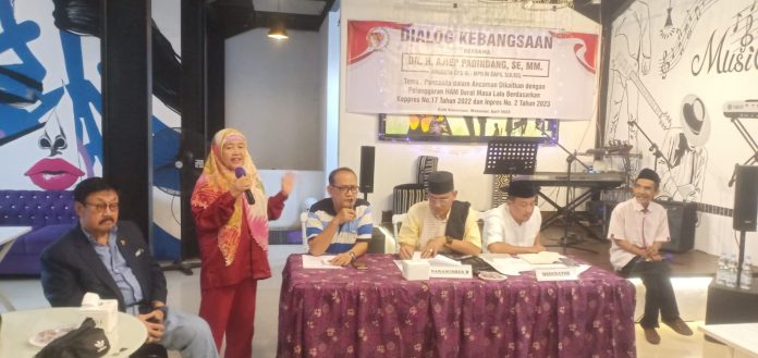 Dialog kebangsaan di cafe Kanre Jawa. Dari kiri ke kanan Wartawan Senior AB Iwan Azis, Pemred Fajar Pendidikan Nurhayana Kamar, Dr Dahlan Abu Bakar, Dr Ajiep Padindang, SE MM, Moderator Jamal Andi.