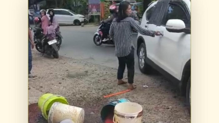 Viral! Ibu Tiri Hamburkan Dagangan Anaknya, Karena Suami Nikah Lagi