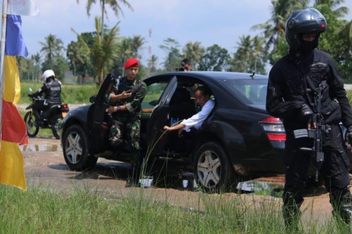 Mobil Presiden Jokowi Nyangkut di Lampung