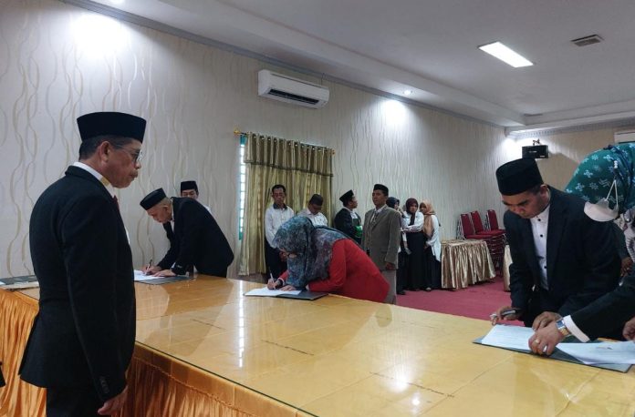Rektor IAIN Bone Prof Syahabuddin merotasi tiga pejabat pelaksana akademik yang berlangsung di Ruang Senat IAIN Bone, Selasa (9/5/2023).
