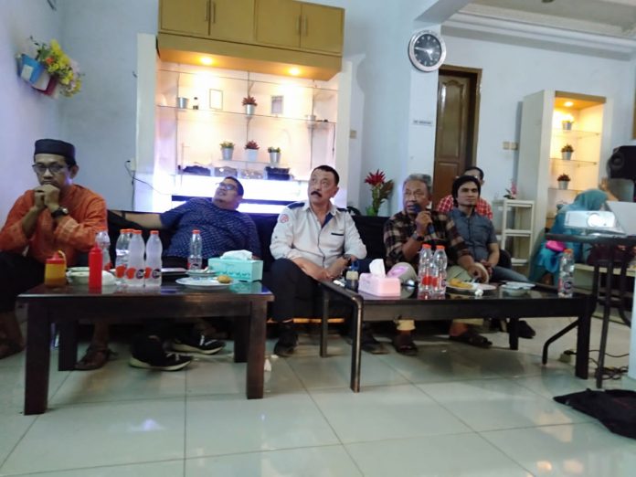 Sekretaris Umum (SEKUM) SMAGA Makassar Kaharuddin (kiri) dan Ketua Panitia Gerak Jalan Santai Wawan Setiawan (kanan), memimpin Rapat Pertemuan Kedua, guna memantapkan pelaksanaan Gerak Jalan Santai yang dijadwalkan 9 Juli 2023, di Warkop Gerage, Jalan Nuri Makassar, Kamis 11 Mei 2023.