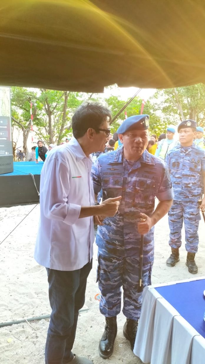 Ketum IKAJOSS Ir Hasyir Thaha berbincang serius dgn Pangkopsau 2,Marsma TNI AU Adi Kuntoro di Puricaddi Maros jelang penanaman mangrove, Senin (15/5) kemarin.