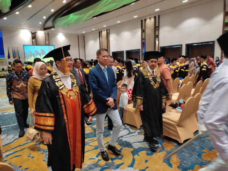 Wisuda UT Makassar, Rektor Prof Ojat Darojat Meminta Para Alumni Memberikan Kontribusi Nyata di Masyarakat
