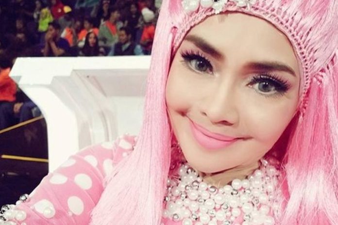 Berhijab dengan Rambut Palsu