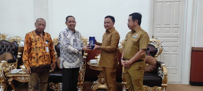Kunjungan silaturahim Direktur UT Makassar, Prof. Dr. H. Abdul Rahman Rahim, ke Bantaeng mendapat sambutan hangat dari Bupati Bantaeng Dr. H. Ilham Syah Azikin, M.Si.