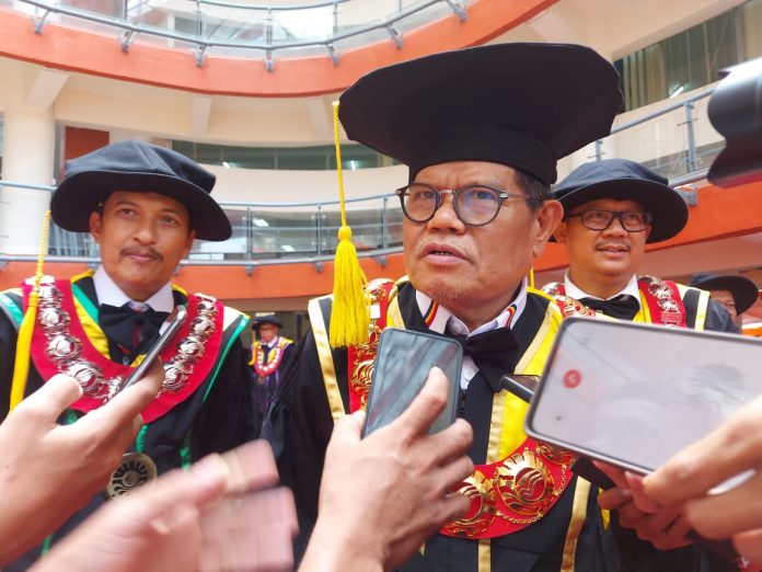 Rektorr UNM Prof. Husain Syam pada Wisuda UNM Periode Juni 2023