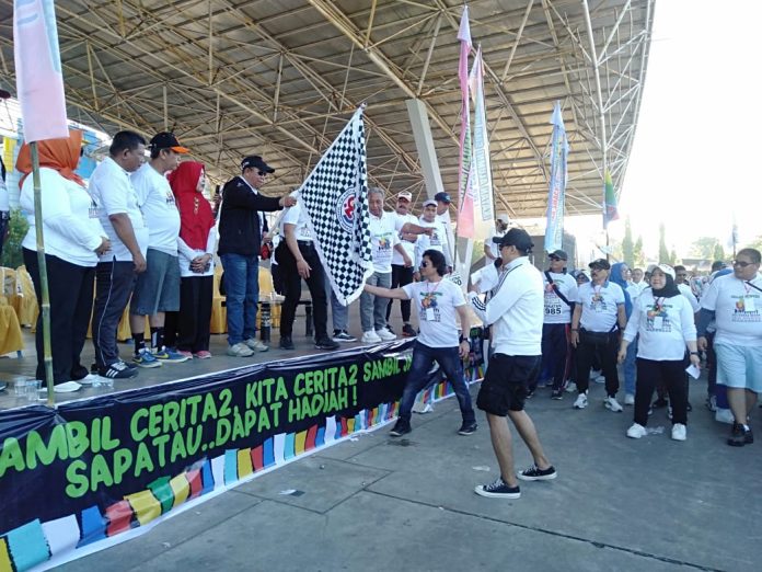 Ketum SMAGA Makassar H.Arif Manyingari membentangkan bendera star, dan pelepasan balon oleh Brigen Kamaruddin, melepas peserta Lomba Gerak Jalan Santai