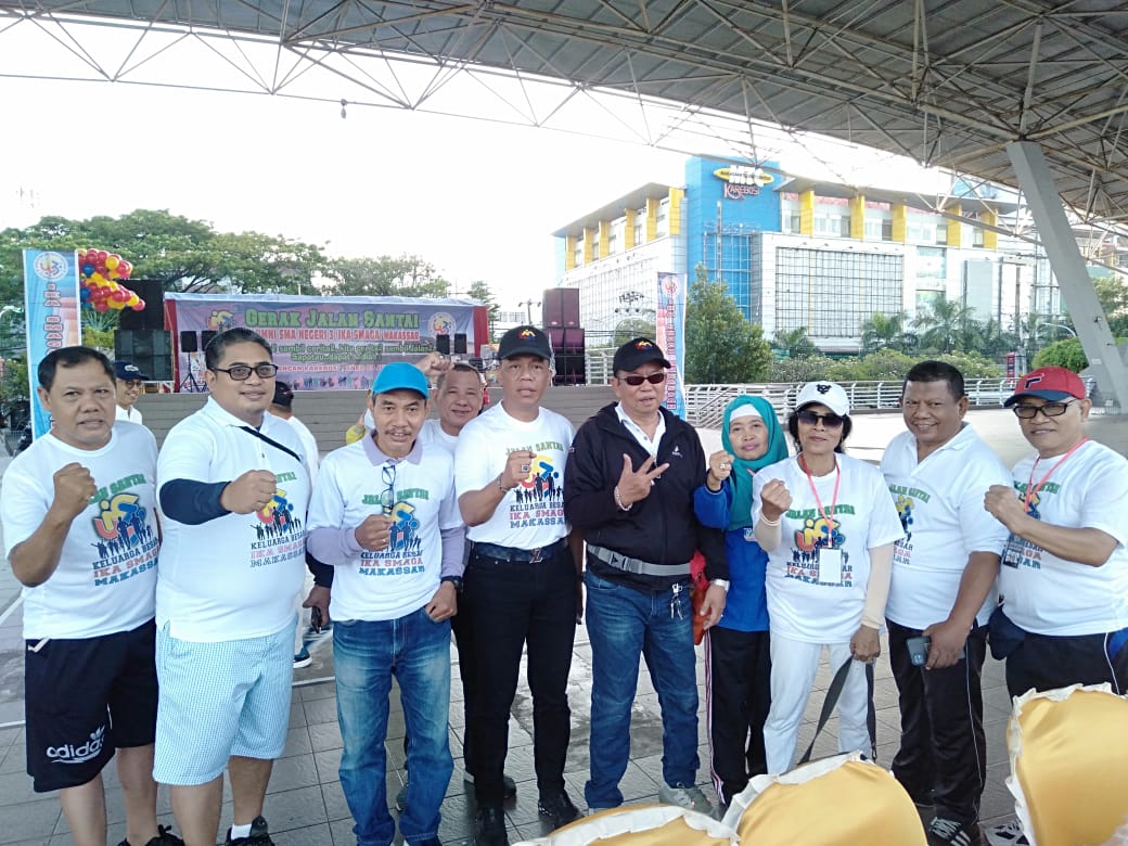 Ketum Manyingati (kaca mata berjaket hitam) bersama Brigjen Kamaruddin dan petinggi PP IKA SMAGA Makassar, persiapan melepas lomba GJS (foto : Istana )