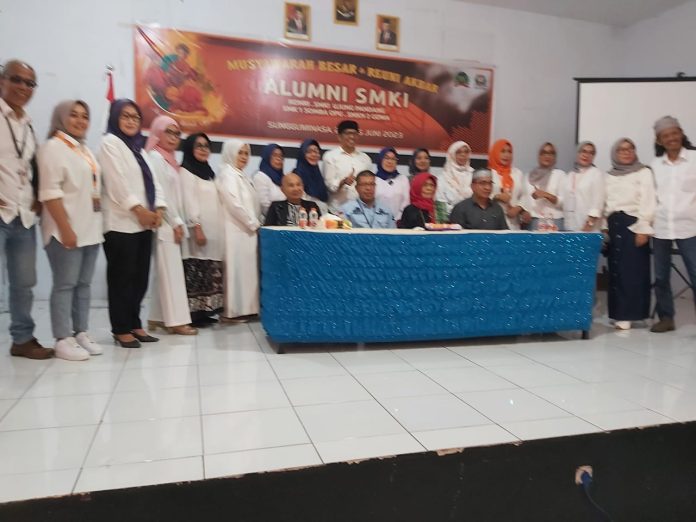 Hj Munasiah Dg Jinne di tengah-tengah Pengurus Alumni SMKN Somba Opu, Gowa (kerudung merah), bersama Kepala Cabang Dinas Pendidikan Wilayah 2 Gowa Firdaus MPd dan Kepala SMKN2 Somba Opu, Gowa Alim Bachri MPd