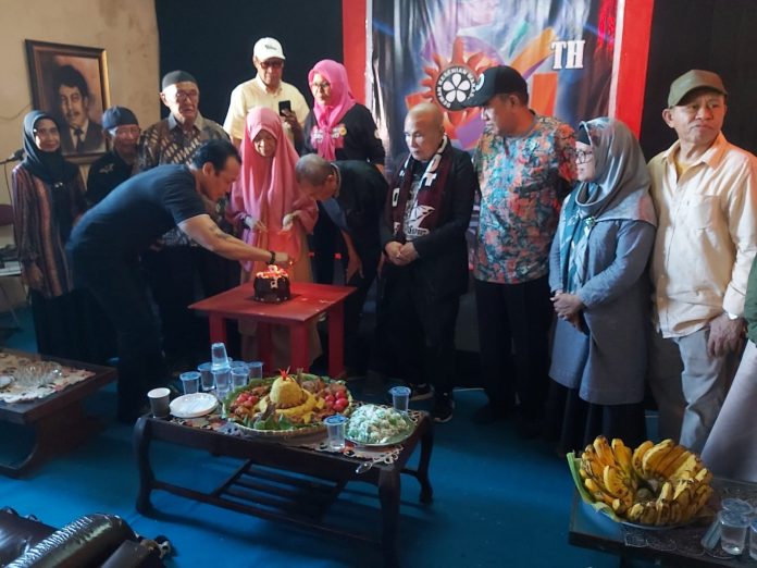 Ketua Harian DKM, Yuniar Arge menyalakan lilin kue tart, menandai perayaan HUT DKM ke-54.