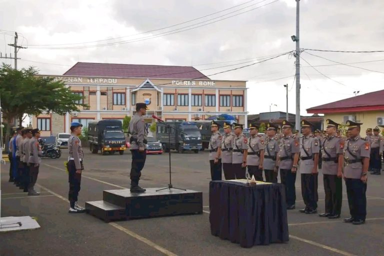 Kabag Ops, Kasat Reskrim dan 3 Kapolsek Jajaran Polres Bone Berganti