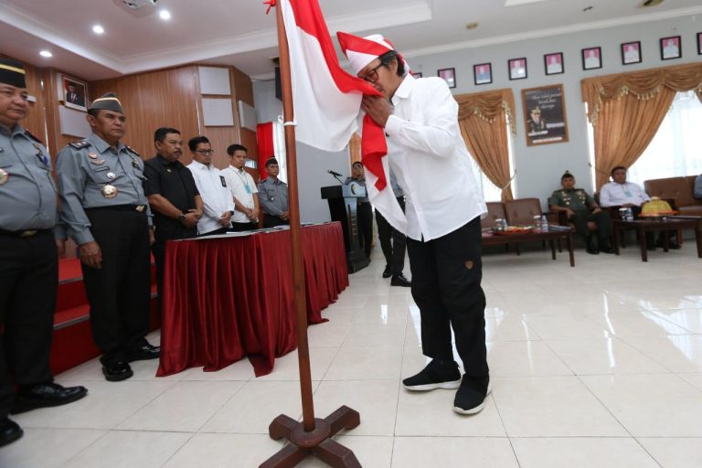 Tiga Napi Teroris Cium Bendera Merah Putih