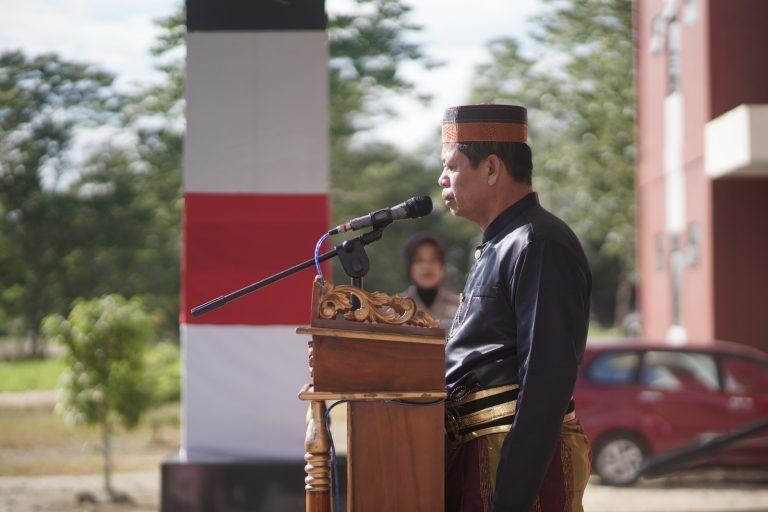 Bertindak Pembina Upacara HUT RI, Rektor IAIN Bone Kenakan Busana Adat Bugis
