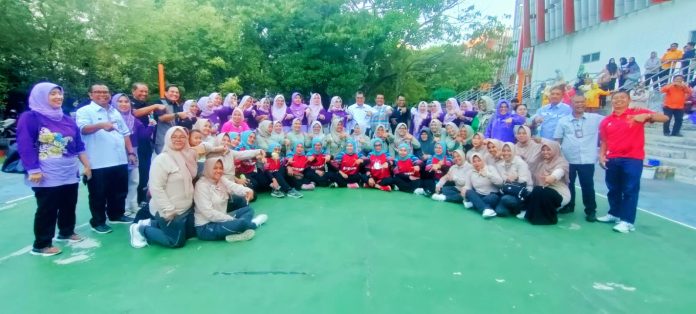 Rektor UNM Meriahkan Pertandingan Final Bola Voli Dharma Wanita UNM Vs FIKK