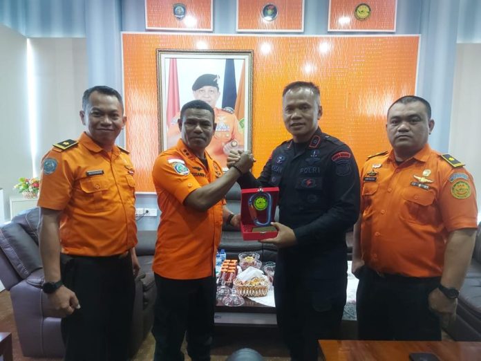 Komandan Brimob Bone Sambangi Kantor SAR Makassar