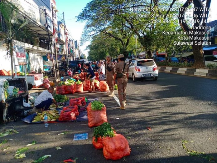 Jualan di Bahu Jalan, PK 5 Ditertibkan Satpol PP Makassar