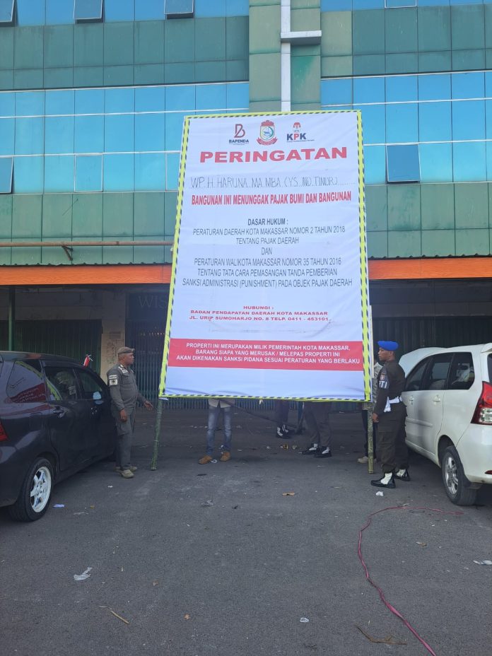 Dikawal Satpol PP, Bapenda Makassar Pasang Spanduk Wajib Pajak