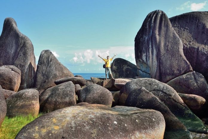 Pantai Pasir Putih ‘’Batu Nenek’’, di Ekor Pulau Kalimantan