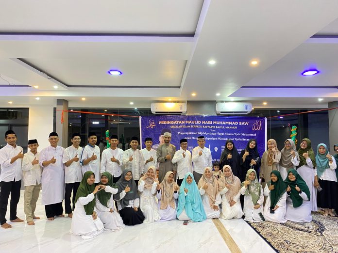 Ketua Yayasan Sekolah Islam Terpadu Raffasya, Baitul Makmur Grup, Udstadz H Makmur Ante Pasau; Kepala SMA, Ustad Muhammad Ardi Ali bersama para Pembina STI RBM dan sebagian siswanya.