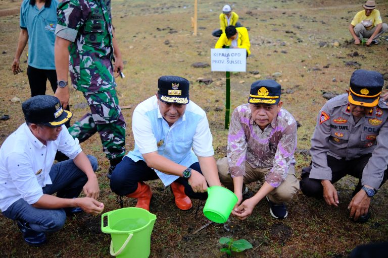 Budidaya Pisang, Pj Gubernur Sulsel dan Rektor IAIN Bone Tanam Perdana di Kampus 2