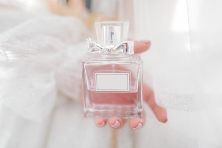 7 Cara Memakai Parfum yang Benar Agar Wangi Sepanjang Hari