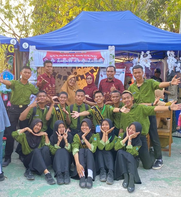 Foto bersama siswa-siswi UPT SMAN 2 Kabupaten Pinrang pada kegiatan P5 tahun 2023 yang digelar Dinas Pendidikan Provinsi Sulsel di UPT SMAN 1 Kabupaten Pinrang.