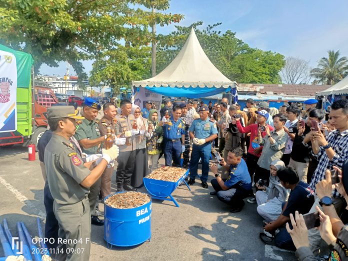 Bea Cukai Musnakan Rokok Ilegal dan Miras