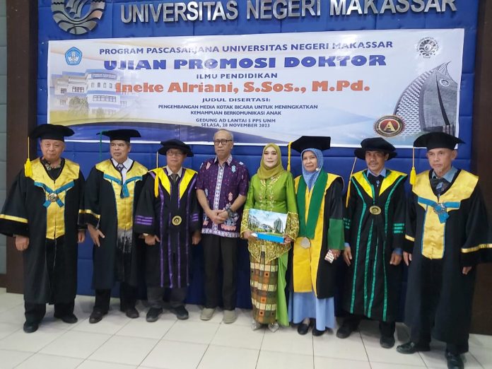 Dr Inneke Alriani bersama pengujinya