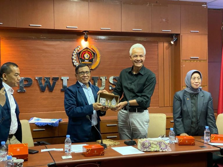 Capres Ganjar Pranowo Sambangi PWI Pusat