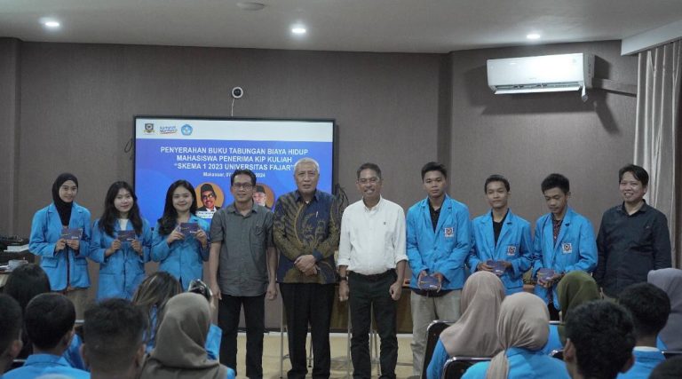 Rektor UNIFA Serahkan 65 Buku Tabungan ke Mahasiswa Penerima Beasiswa KIP