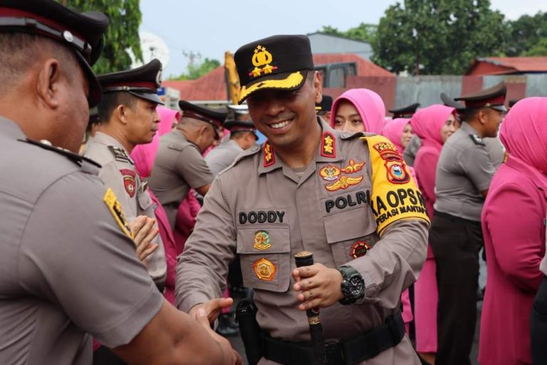 100 Personel Naik Pangkat, Kapolres Bone: Terus Beri yang Terbaik