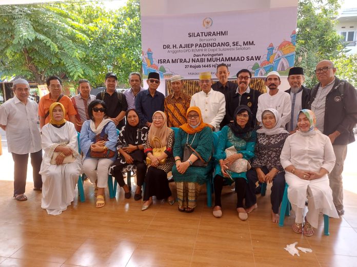 Wartawan Glamur foto bersama Ajiep Padindang, dalam acara Silaturrahim dan Isra' Mi'raj, di Kediaman Ajiep Padindang Kompleks Anggrek Minasa Upa, Makassar, Sabtu, 10 Februari 2024. Ajiep Padindang yang saat ini Anggota DPD RI, maju sebagai Caleg DPR RI Dapil Sulsel 1 melalui Partai Golkar, Nomor Urut 8.