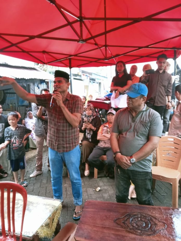Caleg PKS, Adi Akbar SPd MM Sosialisasi Visi Misi di Bawah Guyuran Hujan