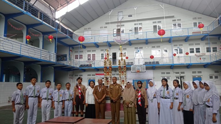 BERITA FOTO: Penyerahan Piala Bergilir Scope Pramuka Kepada SMPN 12 Makassar