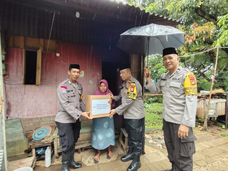 Polres Maros Salurkan Bantuan Sembako Kepada Warga