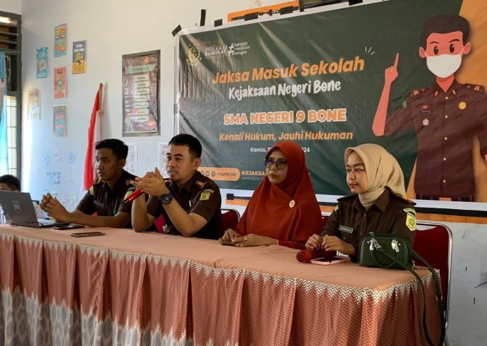 Kejaksaan Penyuluhan Hukum di SMA 9 Bone