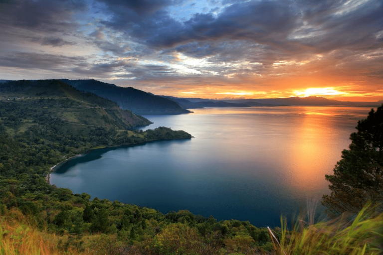 7 Danau Terdalam di Dunia Paling Populer dan Banyak Dikunjungi Wisatawan