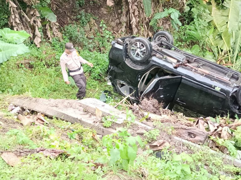 Hilang Kendali, Minibus Masuk Jurang Sedalam 15 Meter