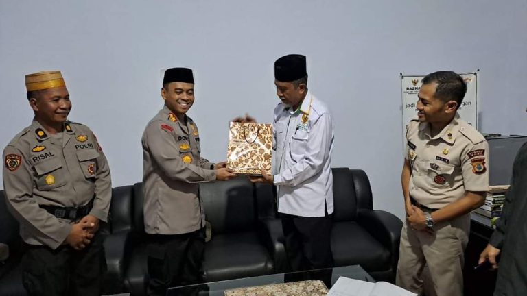 Kapolres Bone Serahkan Zakat Fitrah Personel Rp88 Juta