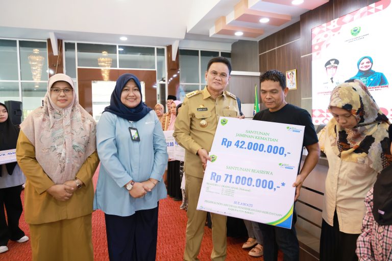 Bupati Barru Serahkan Bantuan Rehab Rumah dan Santunan JKM BPJS Ketenagakerjaan