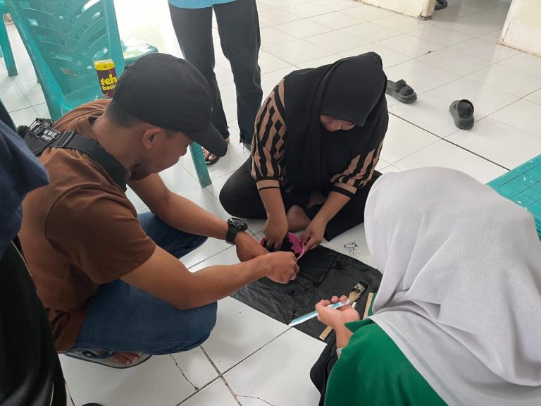 Mahasiswa UINAM Kenalkan Briket Tongkol Jagung ke Warga Waempubbu Bone