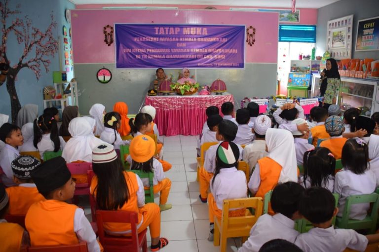 Kapolres Bone dan Ketua Bhayangkari Tatap Muka dengan Siswa TK Kemala Bhayangkari 09