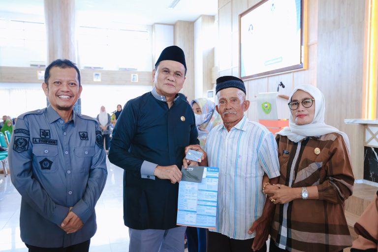 Pemerintah Kabupaten Barru Salurkan BLT APBD kepada Warga Miskin Ekstrem