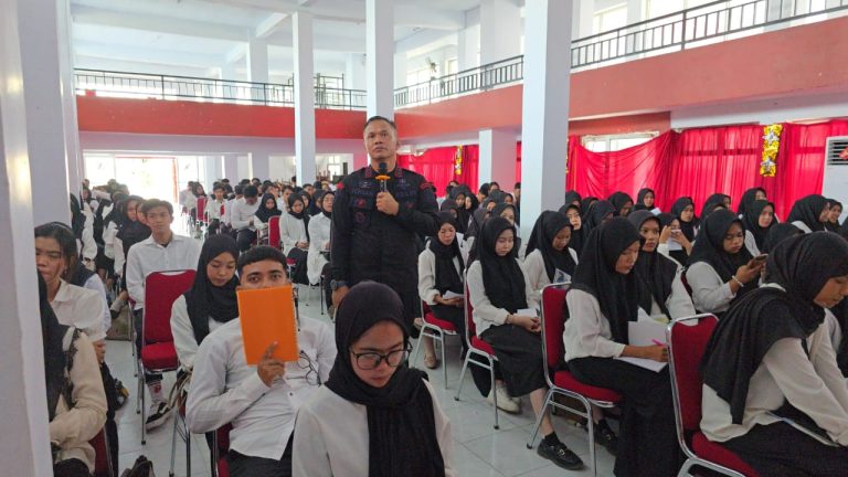 Danyon Brimob Bone Sampaikan Wawasan Kebangsaan di Kuliah Perdana Uncapi